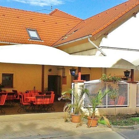 Hotel Turul Étterem és Panzió Kaposvár Esterno foto