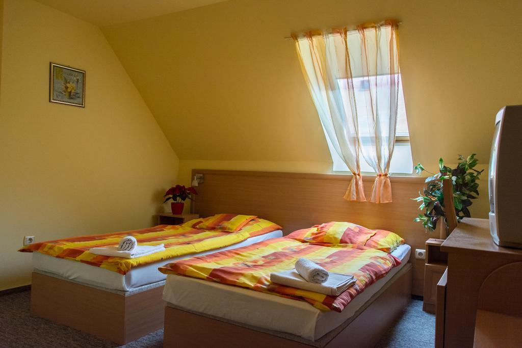 Hotel Turul Étterem és Panzió Kaposvár Esterno foto